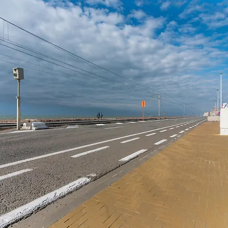 In With Stunning Sea Views, Cleaning Included Appartement