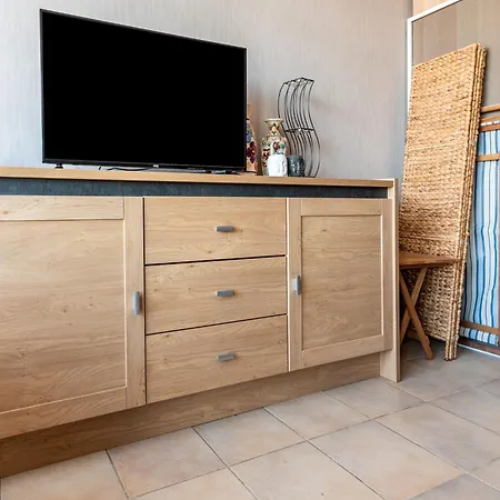 In With Stunning Sea Views, Cleaning Included Appartement *